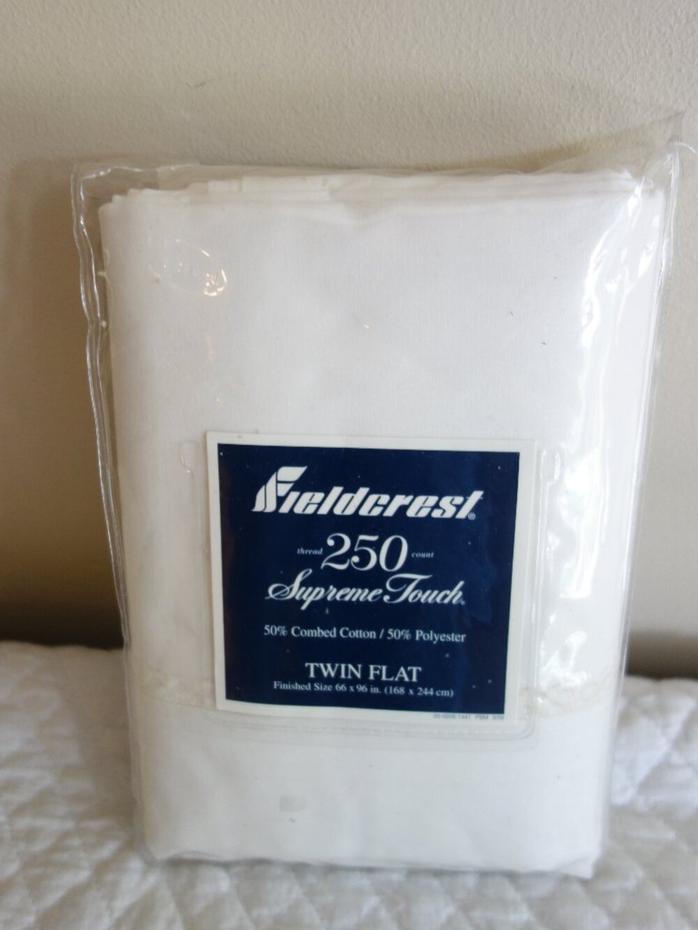 New NIP VTG FIELDCREST 250 Supreme Touch Twin Flat Sheet (off-white)
